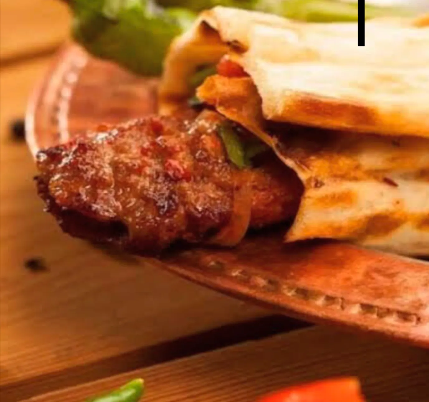 Dürümler: Pratik ve Lezzetli Kebap Keyfi - Adana, tavuk, ciğer, çöp şiş ve daha fazlası; dürüm çeşitleriyle kebap lezzetini pratik ve doyurucu şekilde yaşayın! Antalya Lara'da Kebapçı Şeyhmuslara'da dürüm menüsü ve sunum önerileri.