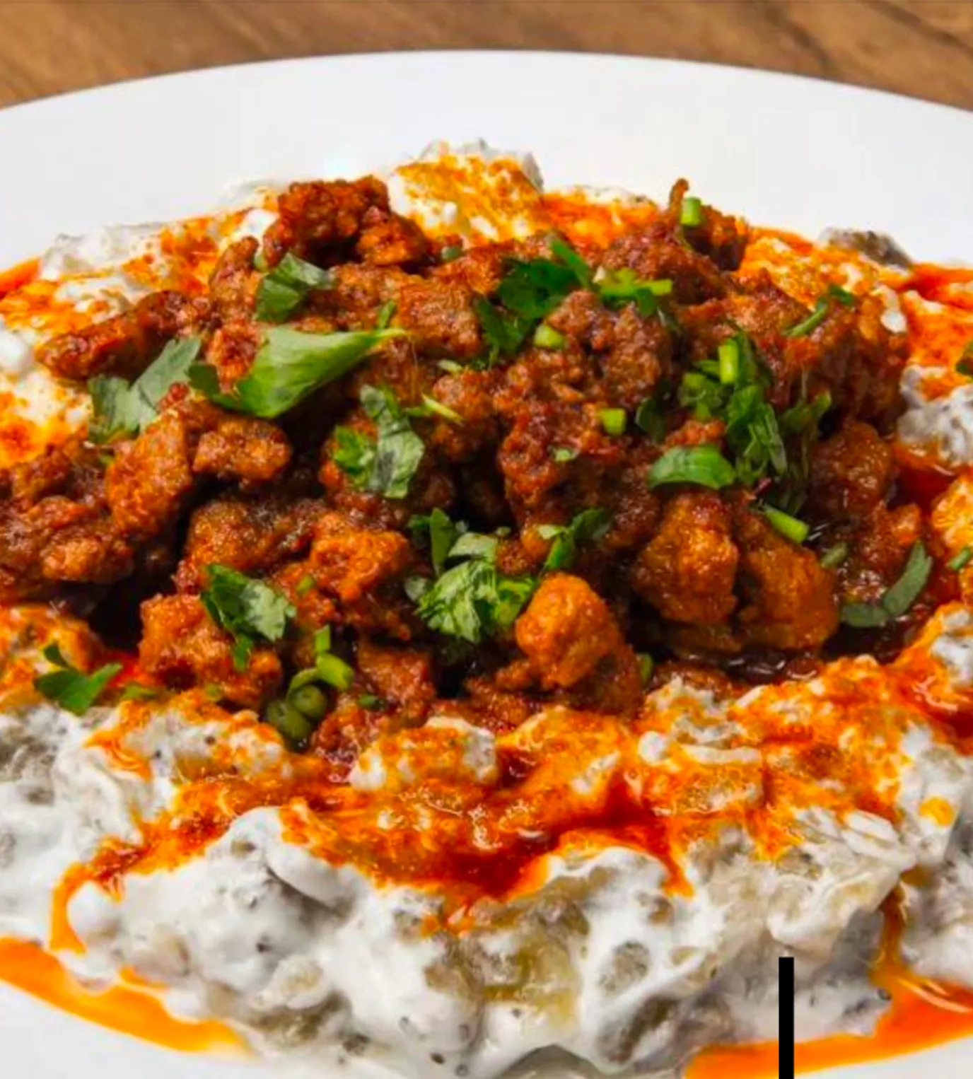 Ali Nazik: Yoğurtlu ve Köz Patlıcanlı Kebap - Ali Nazik kebabı, köz patlıcan ve yoğurtla buluşan etin en yumuşak hali. Antalya Lara'da Kebapçı Şeyhmuslara'da gerçek Ali Nazik deneyimi sizi bekliyor!