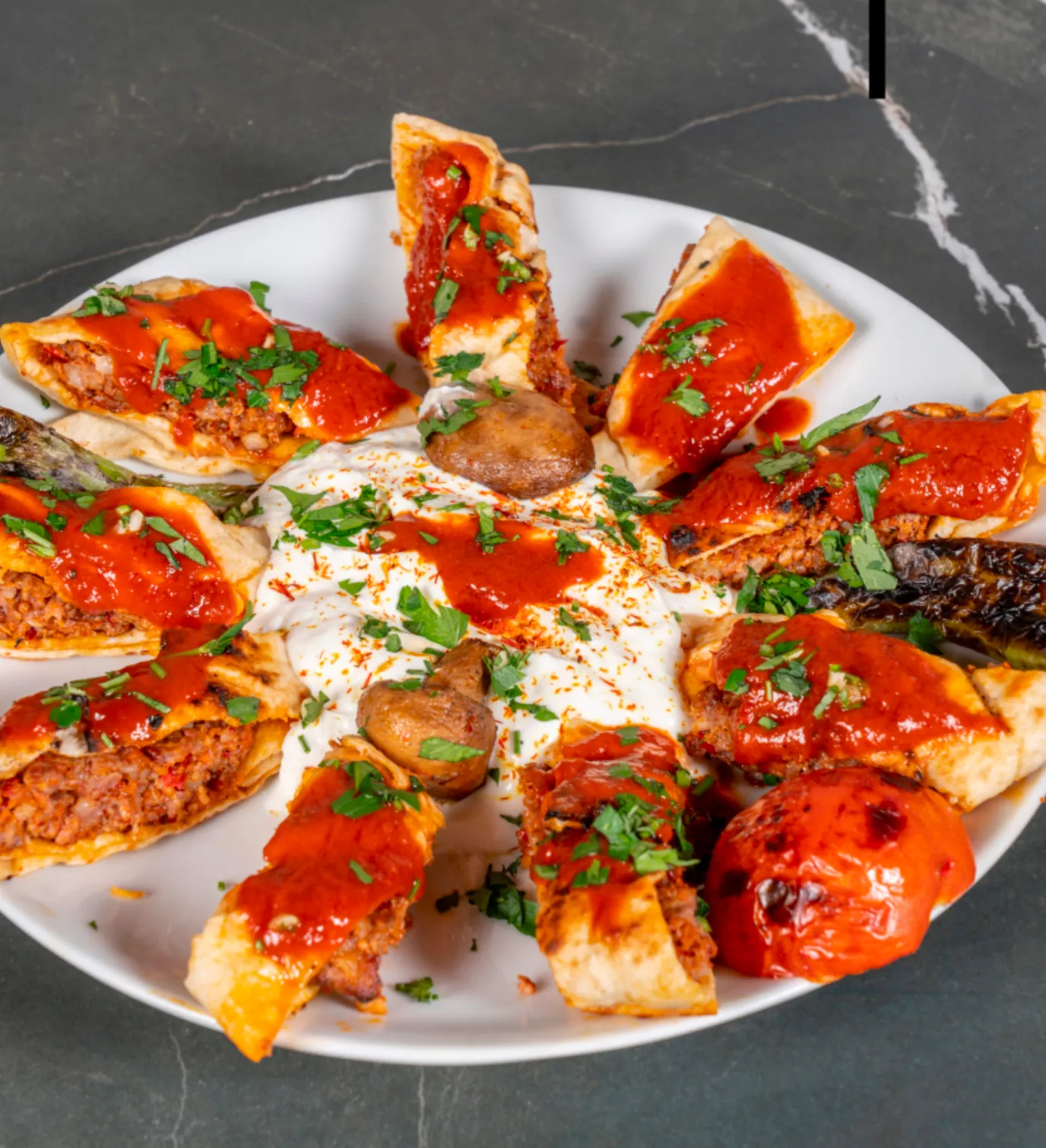 Beyti Sarma - Beyti kebabı, lavaşa sarılıp dilimlenir, yoğurt ve domates sosuyla sunulur. Beyti Sarma - Beyti kebabı, lavaşa sarılıp dilimlenir, yoğurt ve domates sosuyla sunulur.