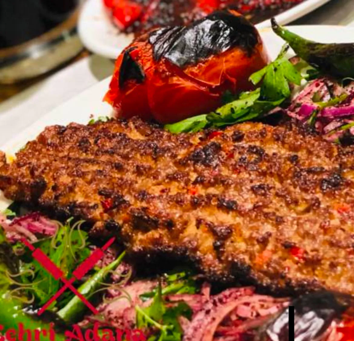 Beyti Kebap: Lavaş İçinde Sırlı Lezzet - Beyti kebabın sırrı: Adana usulü kıyma, lavaş ve tereyağlı domates sosun muhteşem uyumu. Antalya Lara'da Kebapçı Şeyhmuslara'da beyti kebabın en özel halini keşfedin!