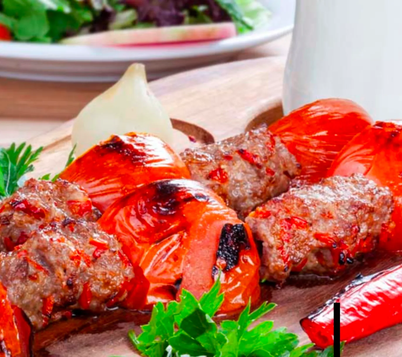 Domatesli Kebap: Şeyhmus Usta'dan Sulu ve Baharatlı Lezzet - Domatesli kebabın sırrı: közde pişen Adana kıyma ve taze domates sosun buluşması. Antalya Lara'da Kebapçı Şeyhmuslara'da sulu, baharatlı ve aromatik bir kebap deneyimi sizi bekliyor!