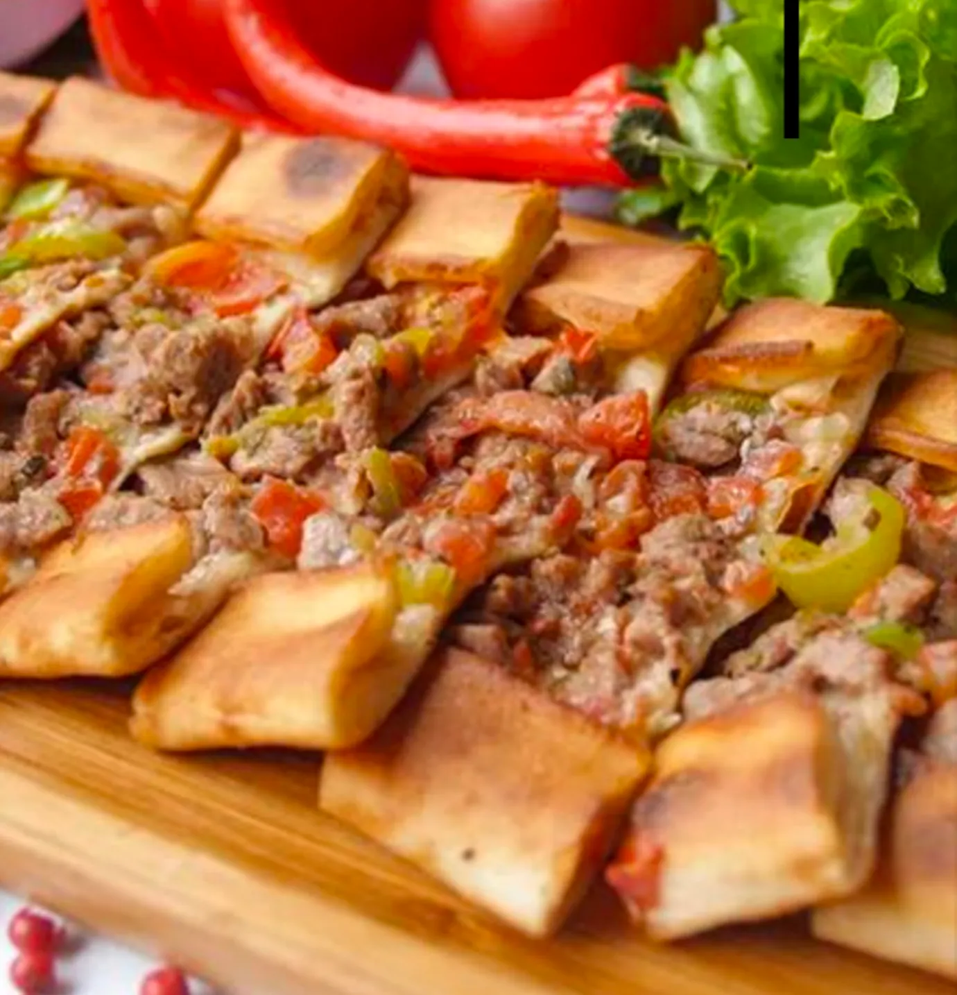Kuşbasılı Pide: Taş Fırında Geleneksel Lezzet - Kuşbasılı pide, taş fırında pişen, bol etli ve çıtır hamurlu geleneksel bir Türk lezzeti. Antalya Lara'da Kebapçı Şeyhmuslara'da en iyi kuşbasılı pideyi tadın!