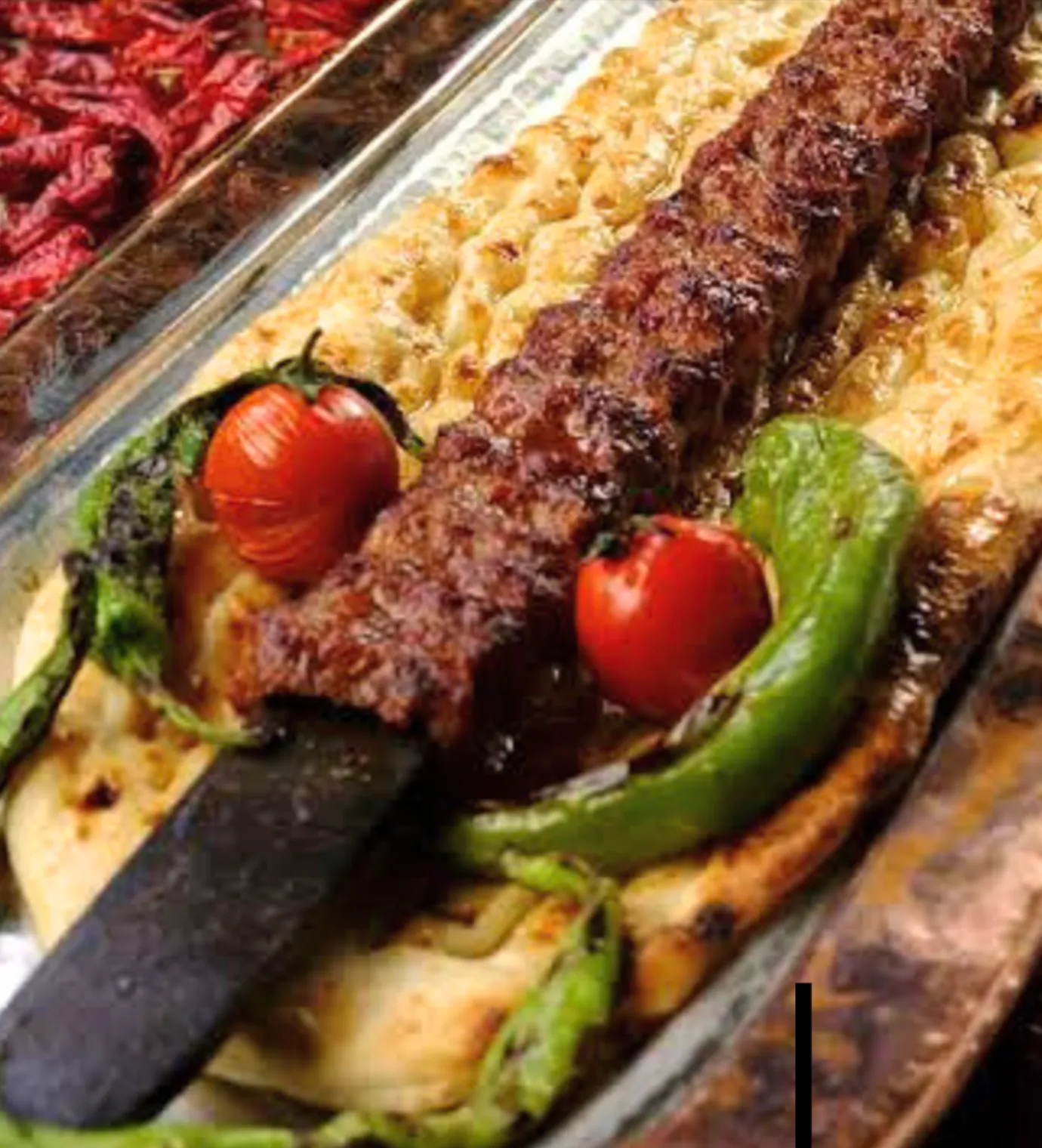 Metrelik Kebap: Sofraların Şovu, Lezzetin Zirvesi - Metrelik kebap, uzun sunumuyla kalabalık sofraların vazgeçilmezi. Antalya Lara'da Kebapçı Şeyhmuslara'da metrelik kebap keyfini yaşayın!