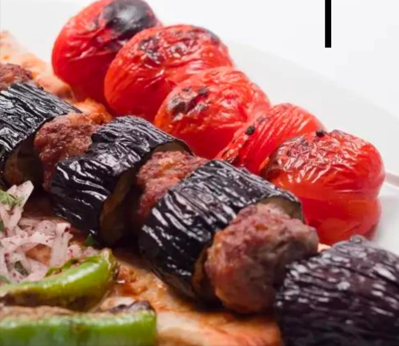 Patlıcan Kebap: Közde Sebze ve Etin Mükemmel Uyumu - Patlıcan kebap, közde pişmiş patlıcan ve baharatlı etin buluştuğu, Antalya Lara'da Kebapçı Şeyhmuslara'da tadabileceğiniz geleneksel bir lezzet. En iyi patlıcan kebap için doğru adres!